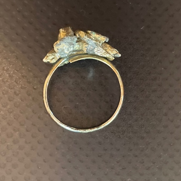 Vintage Leaves w/ Green Gemstone Ring - Picture 3 of 4